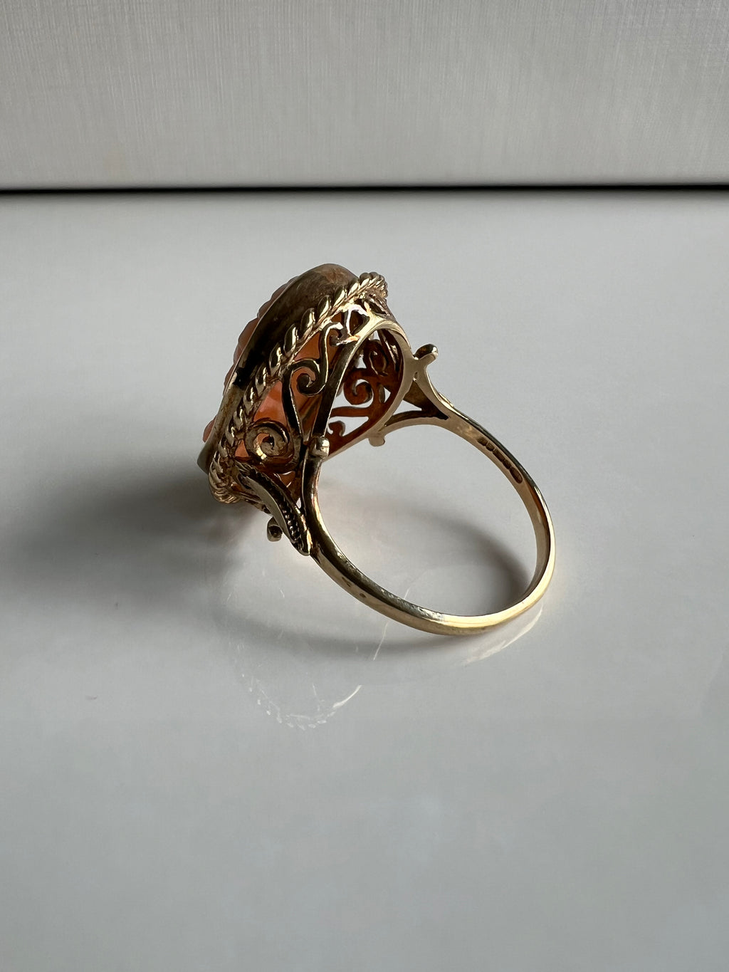Vintage 9ct Yellow Gold Oval Cameo Ring with Roped Edge Weight