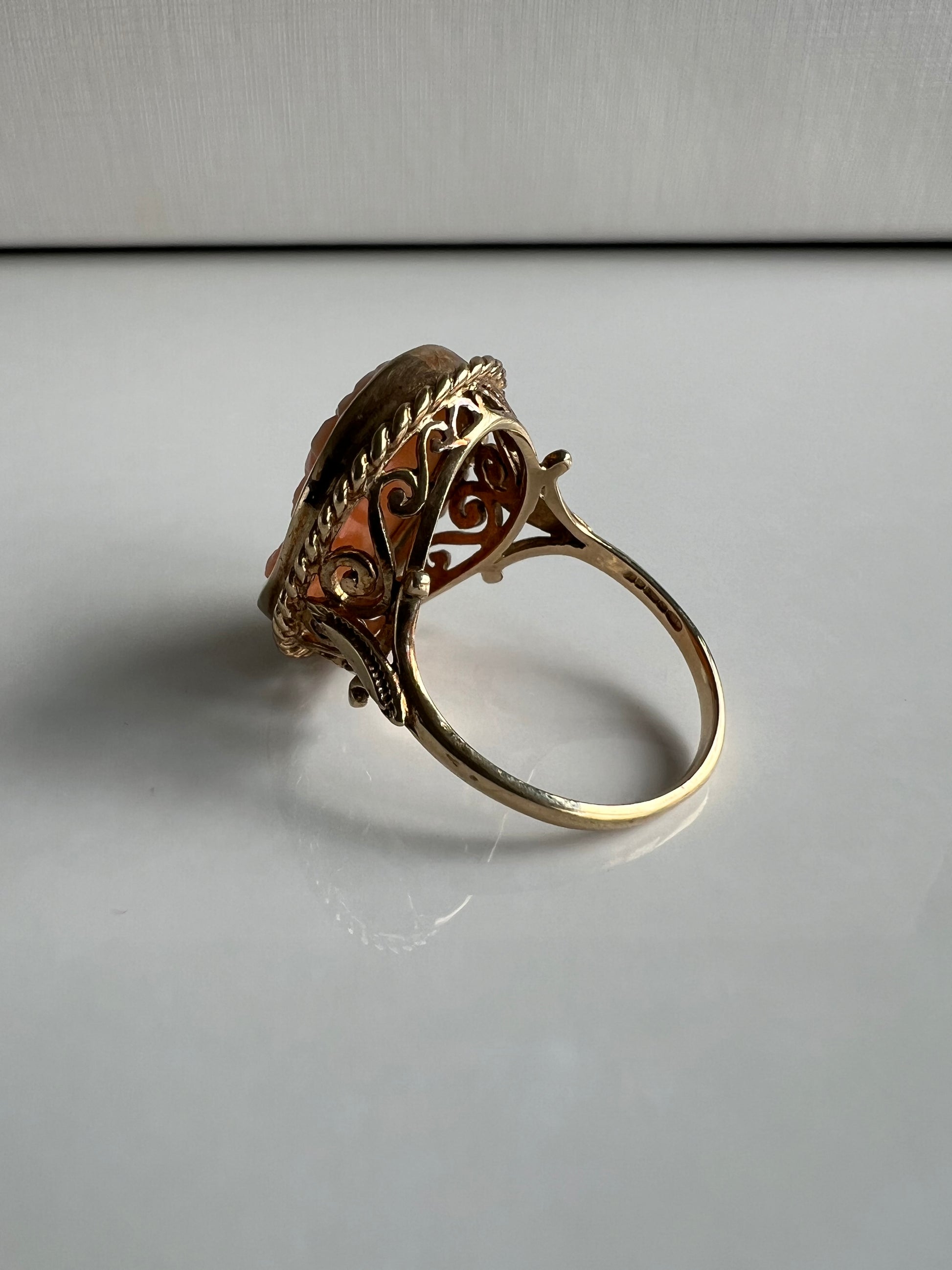 Vintage 9ct Yellow Gold Oval Cameo Ring with Roped Edge Weight