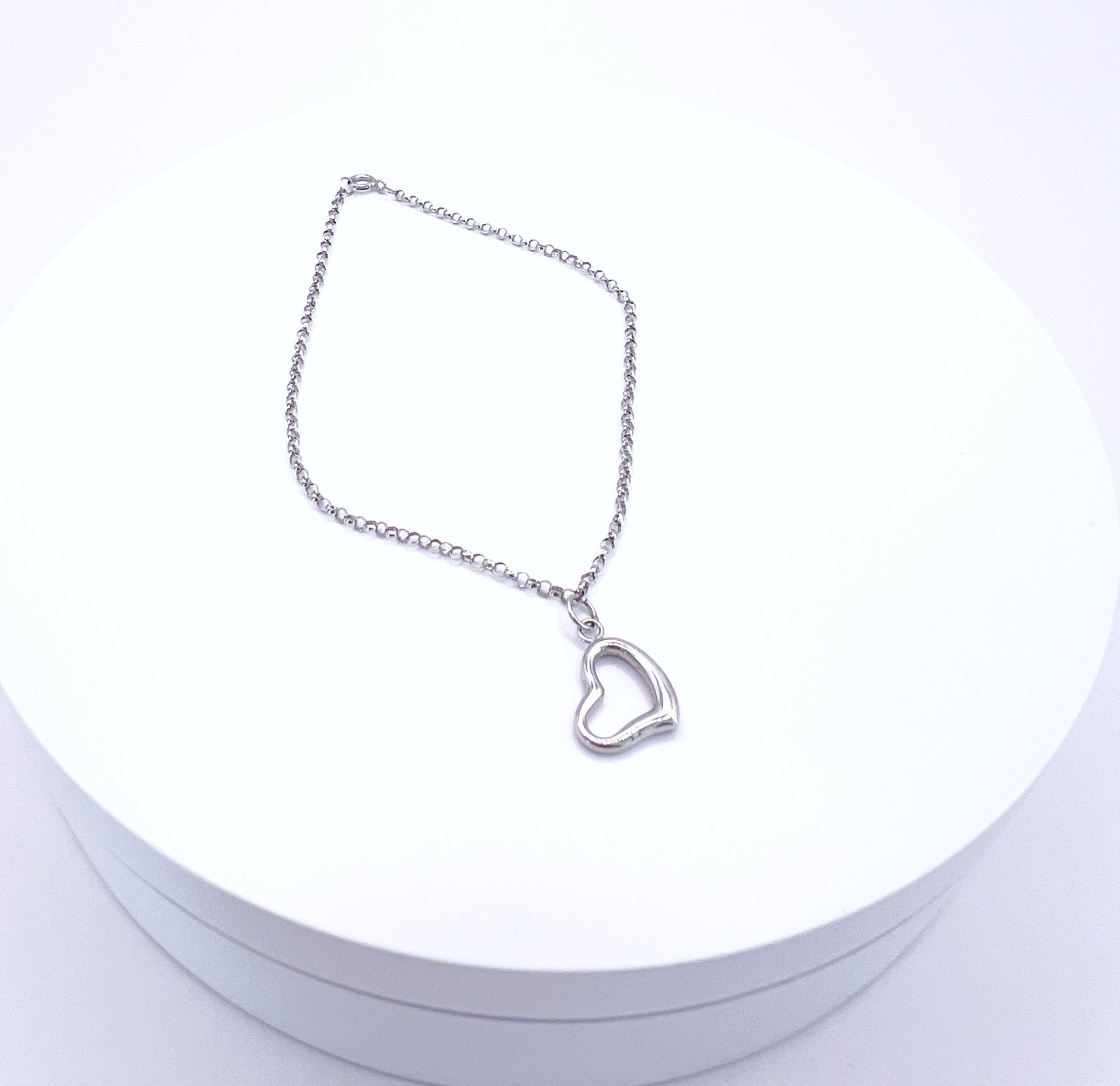 Stunning 9ct White Gold Heart Charm Bracelet