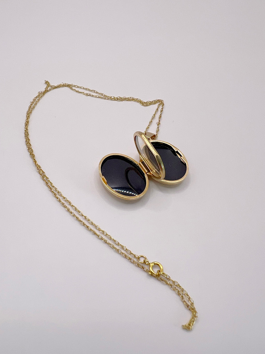 Vintage 9ct Gold Rounded Oval Locket Pendant Necklace – Classic Keepsake