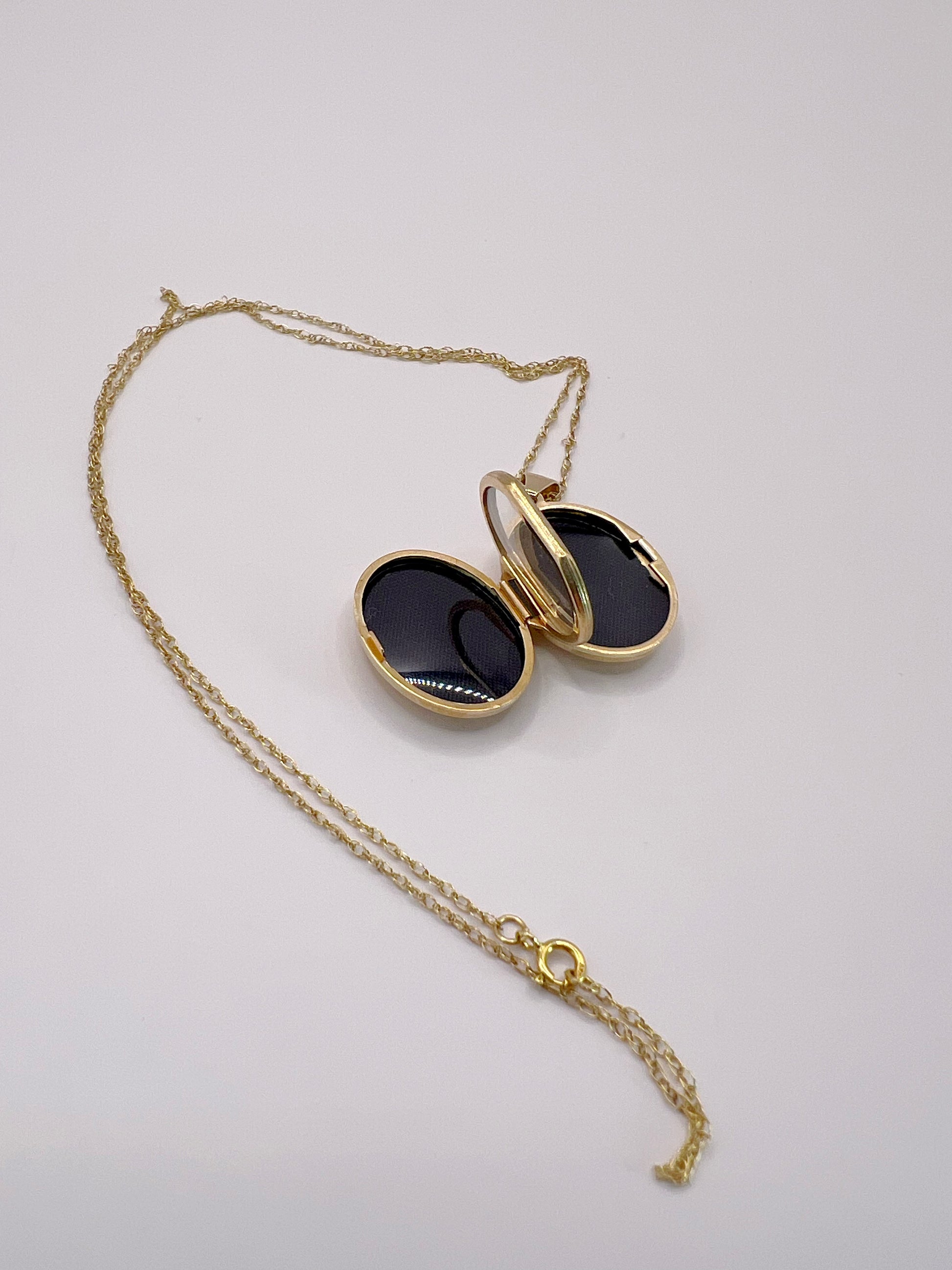 Vintage 9ct Gold Rounded Oval Locket Pendant Necklace – Classic Keepsake