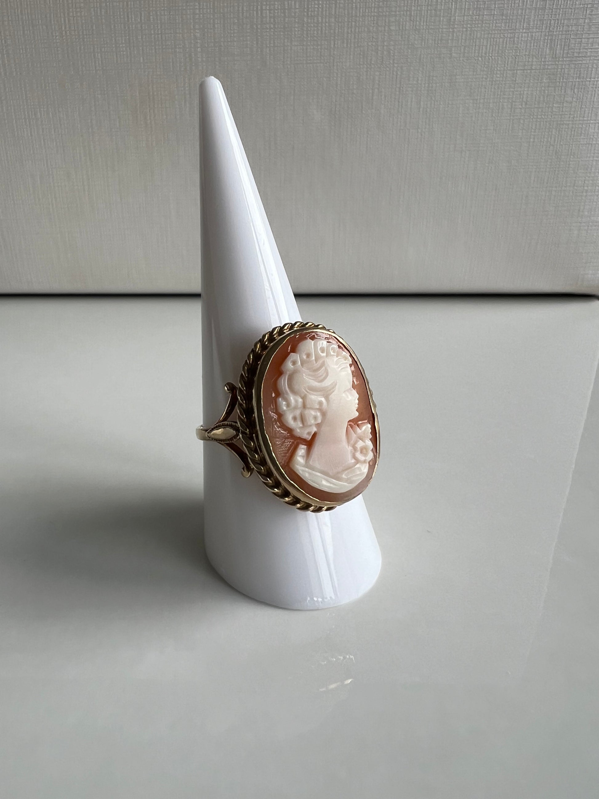 Vintage 9ct Yellow Gold Oval Cameo Ring with Roped Edge Weight
