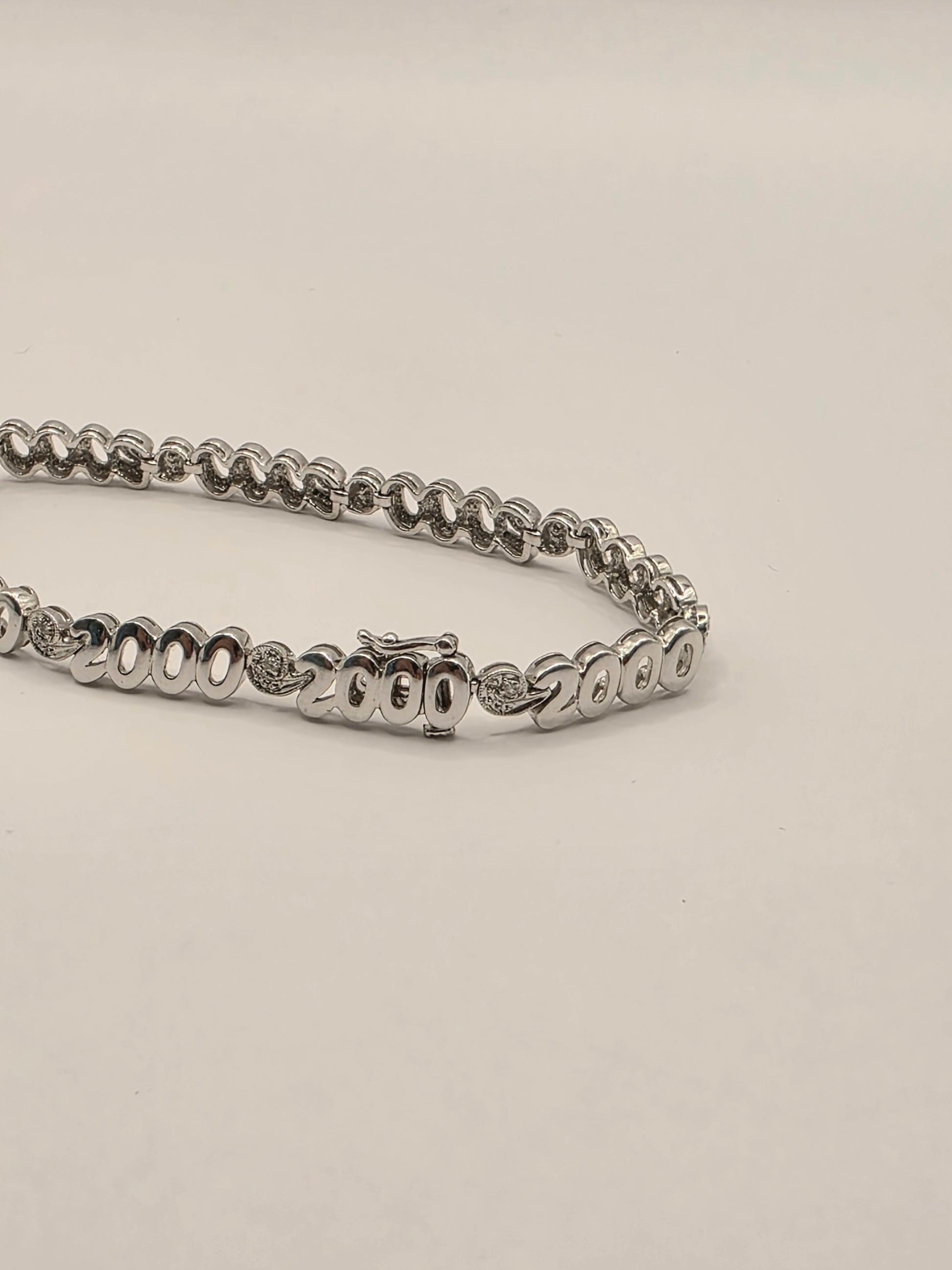 9ct White Gold Diamond "2000" Bracelet - 7.1" - 10.82g