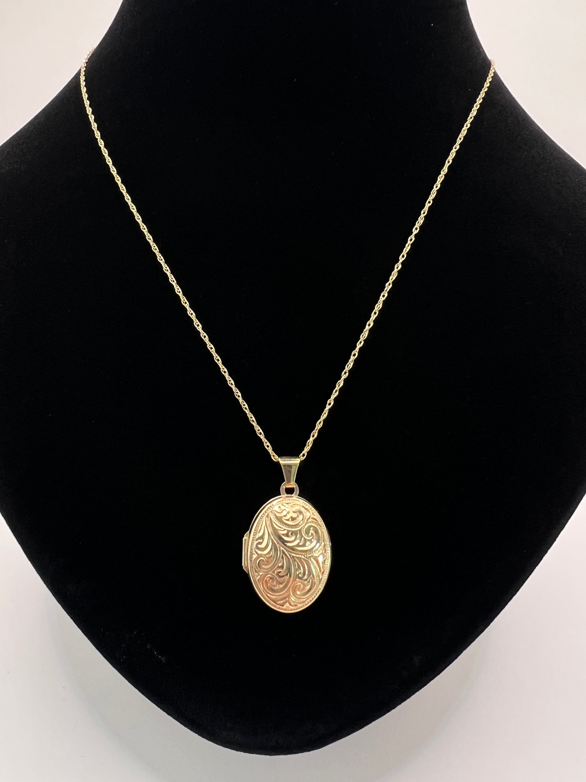 Vintage 9ct Gold Rounded Oval Locket Pendant Necklace – Classic Keepsake
