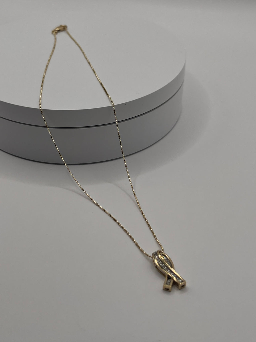 Stunning 9ct Gold Sparkling Stones Pendant & Fine Chain Women