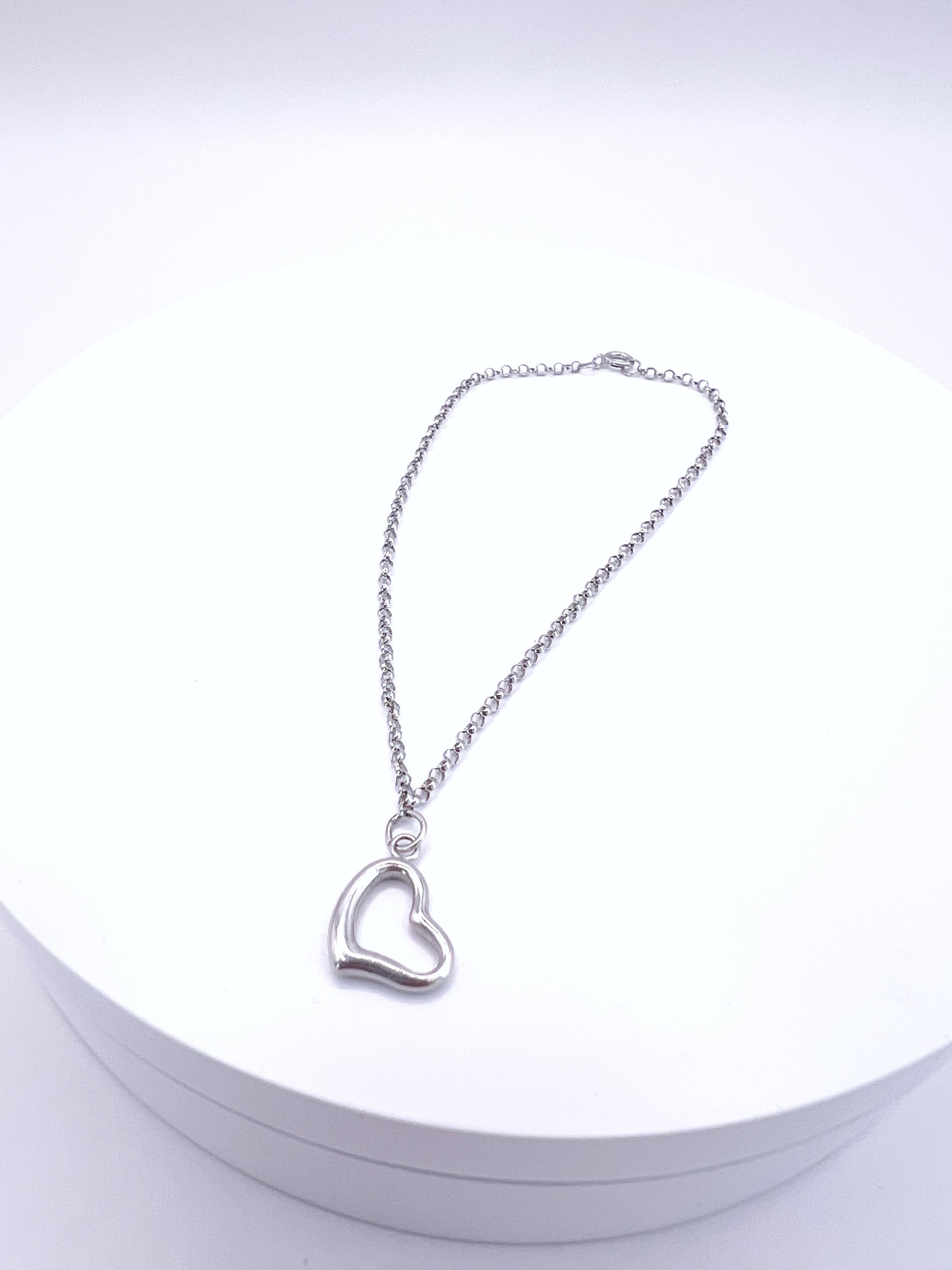 Stunning 9ct White Gold Heart Charm Bracelet