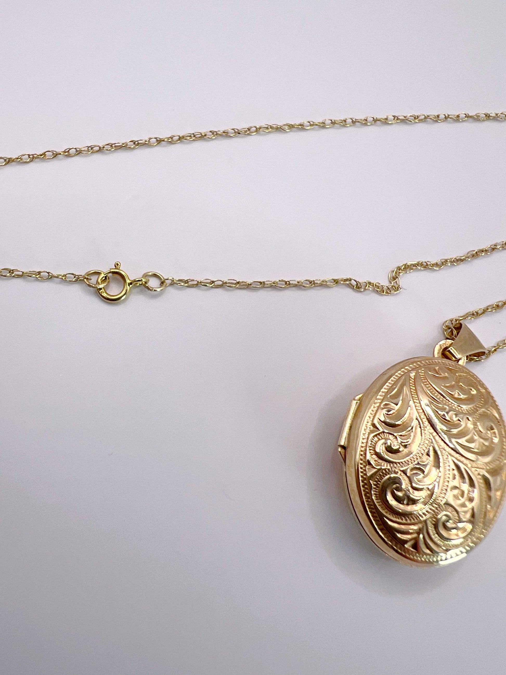 Vintage 9ct Gold Rounded Oval Locket Pendant Necklace – Classic Keepsake