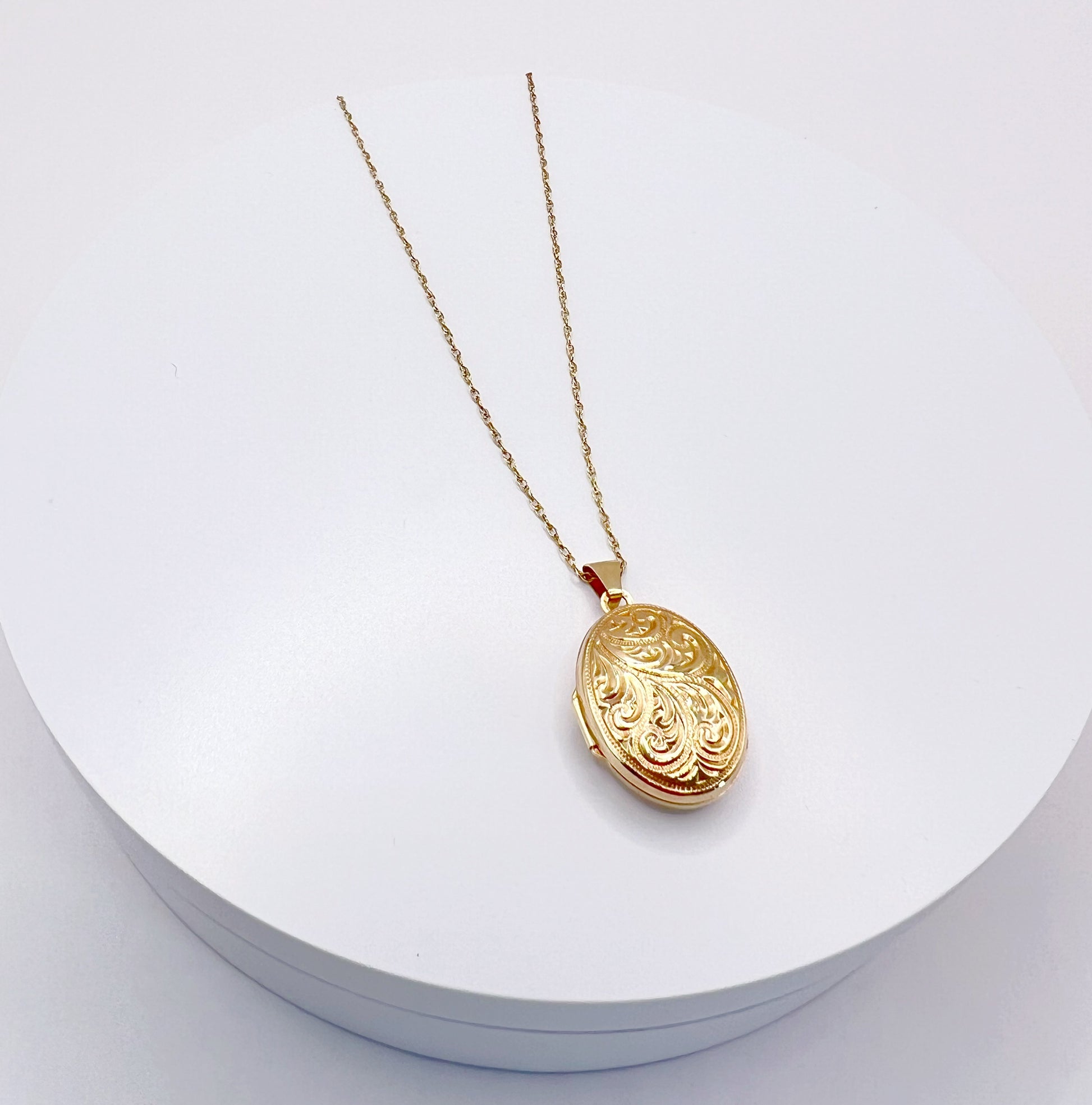 Vintage 9ct Gold Rounded Oval Locket Pendant Necklace – Classic Keepsake