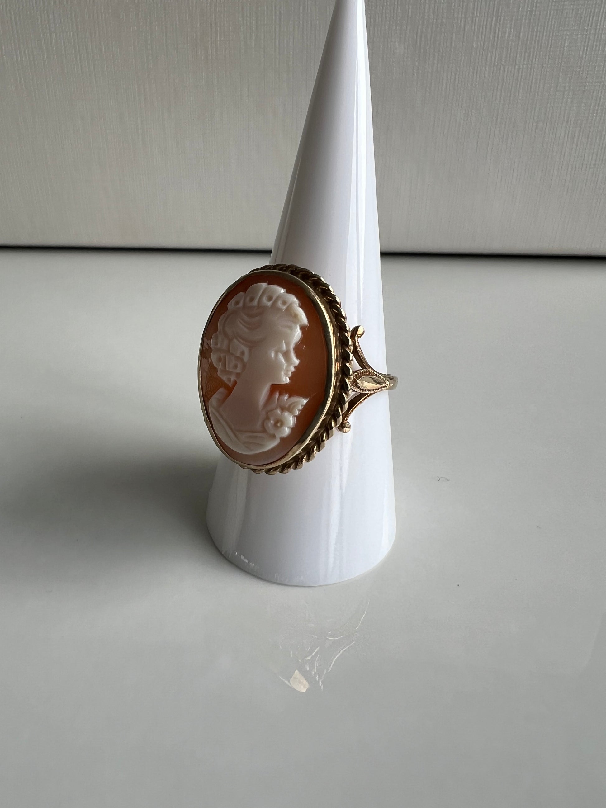 Vintage 9ct Yellow Gold Oval Cameo Ring with Roped Edge Weight