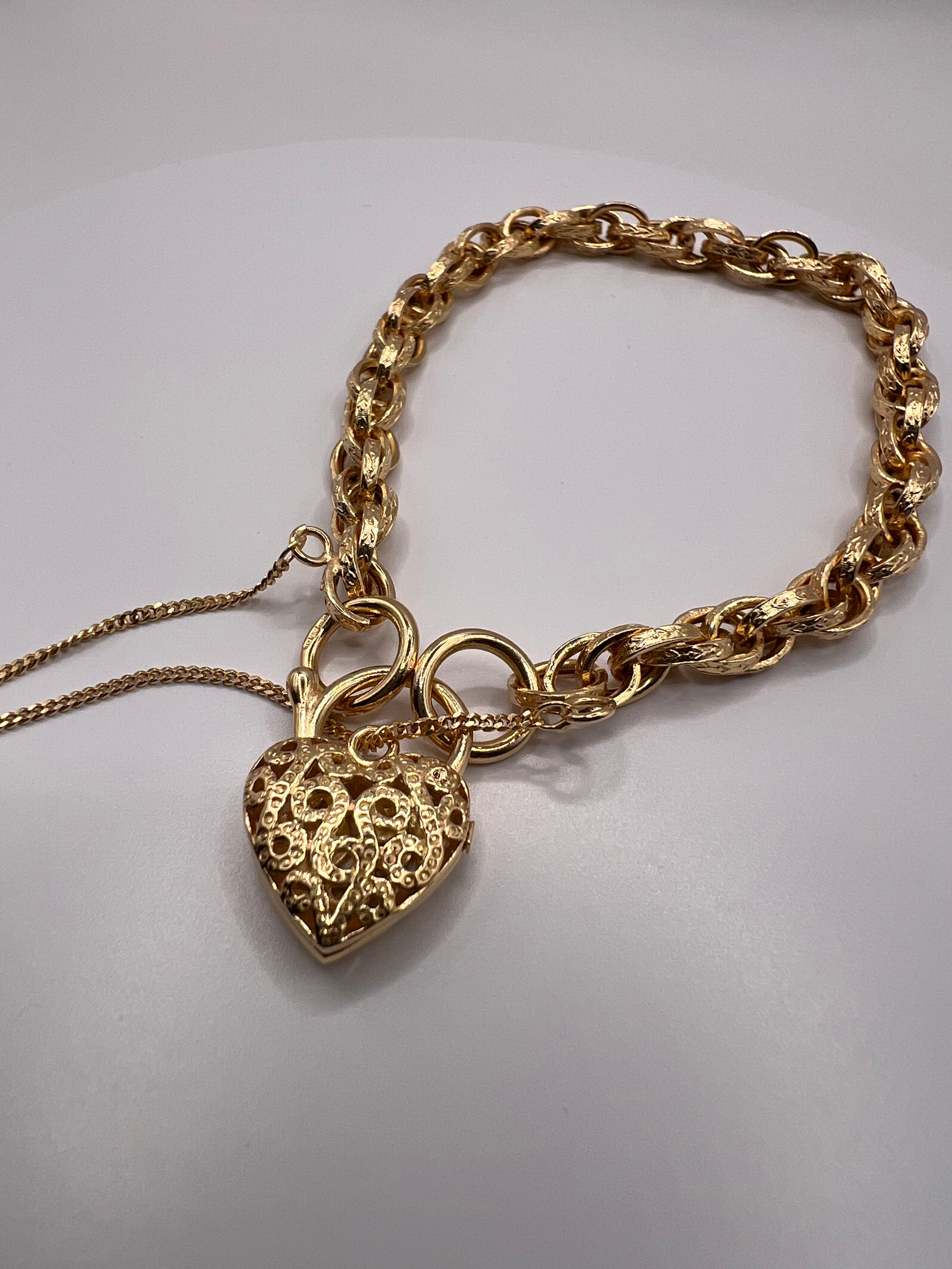 9ct Yellow Gold Heart Padlock Charm Bracelet in Link Chain Bracelet 7inch