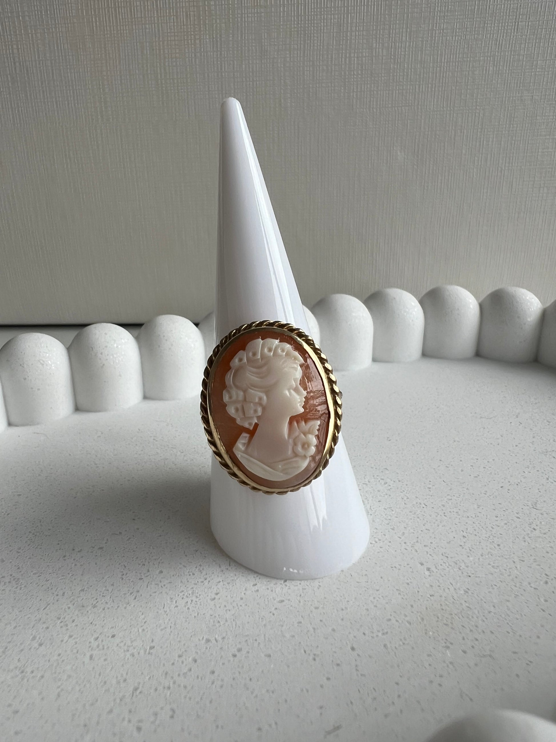 Vintage 9ct Yellow Gold Oval Cameo Ring with Roped Edge Weight