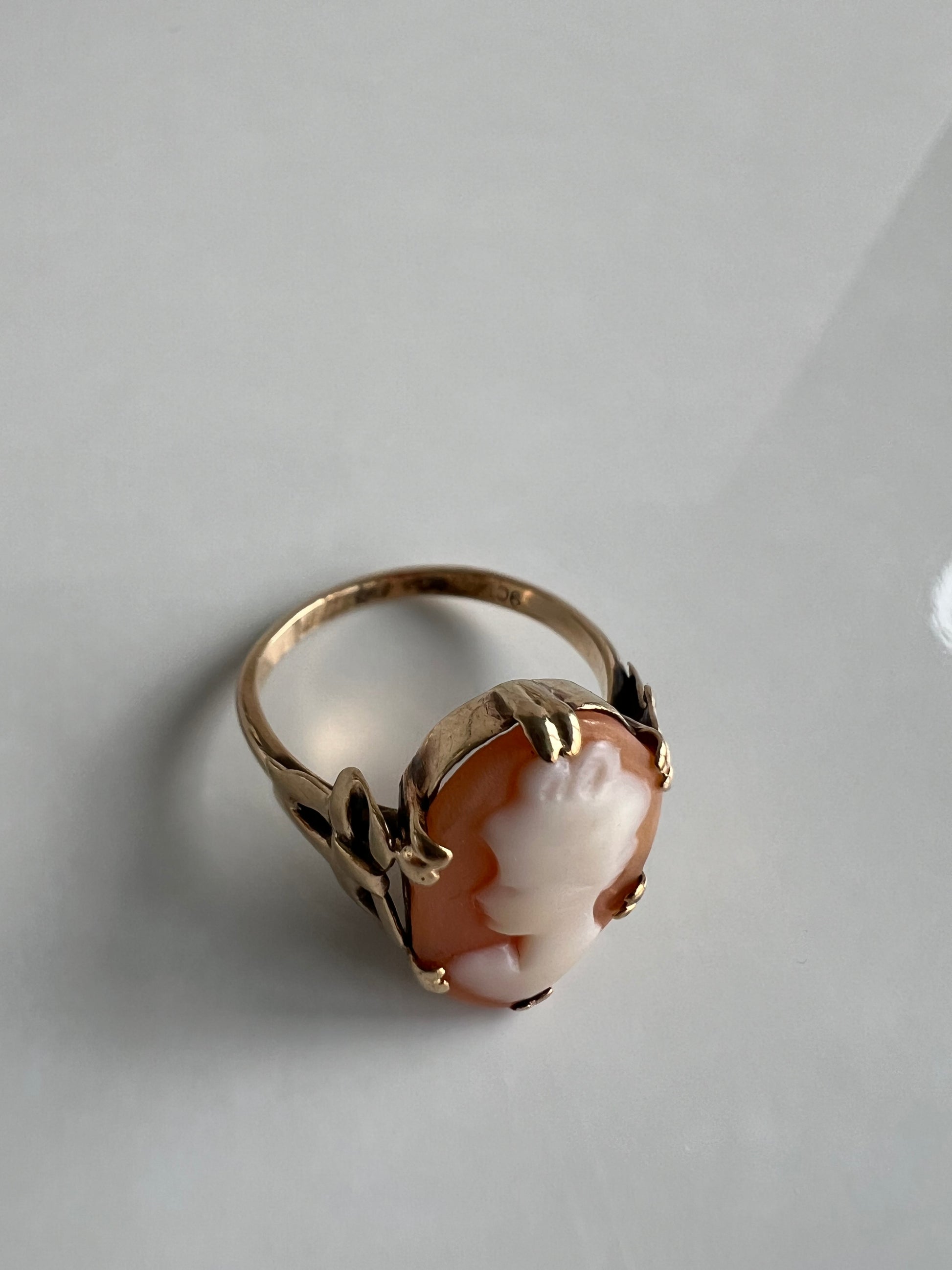 Vintage 9ct Yellow Gold Shell Cameo Ring Shoulders Lady