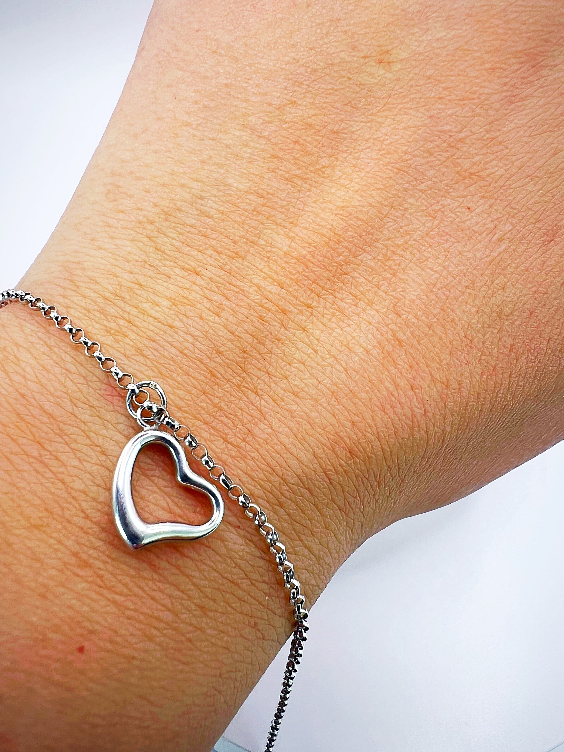 Stunning 9ct White Gold Heart Charm Bracelet