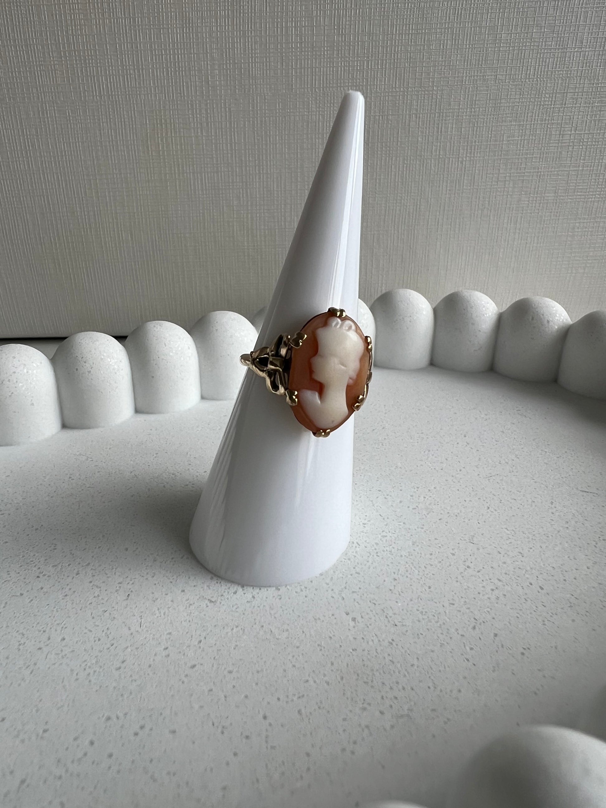 Vintage 9ct Yellow Gold Shell Cameo Ring Shoulders Lady