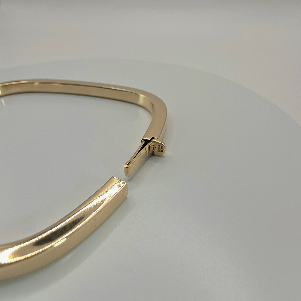 9ct Yellow Gold Hinged Bangle – 6.7"