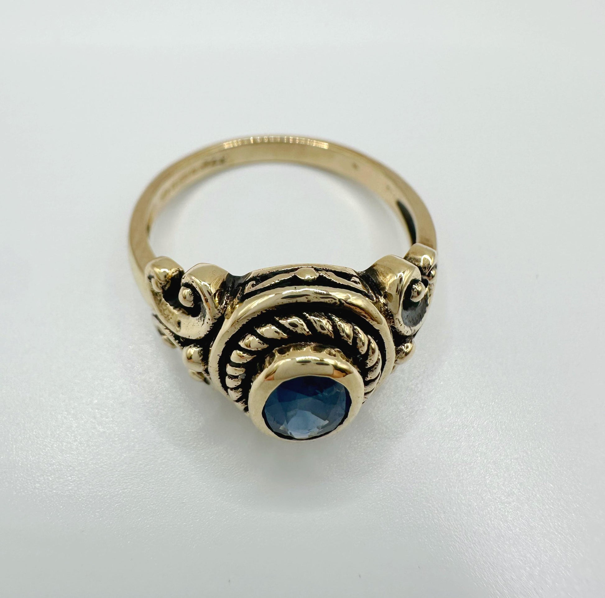 Antique Style 9ct Gold Ceylon Sapphire Ring – Size O 1/2 - 3.96g