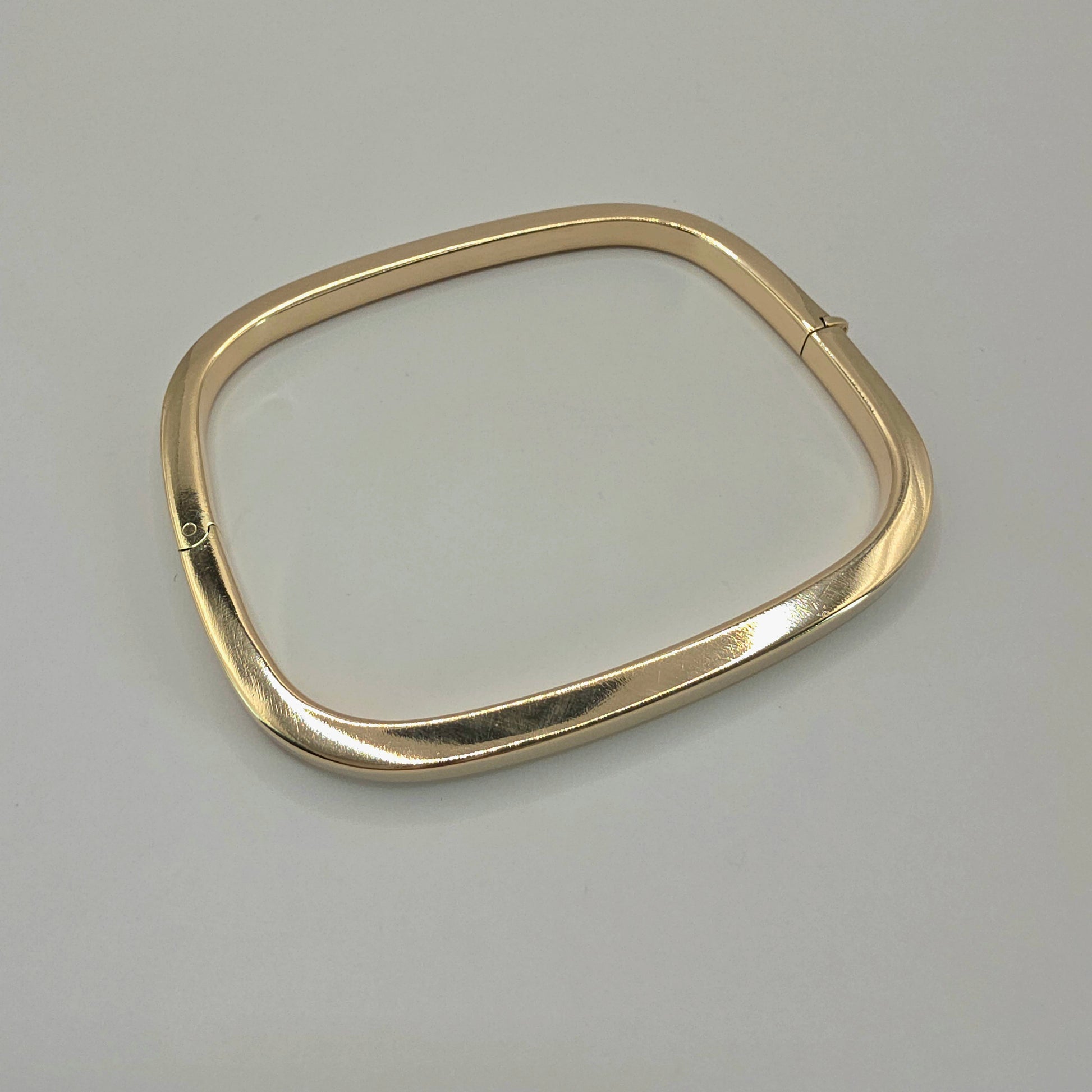 9ct Yellow Gold Hinged Bangle – 6.7"
