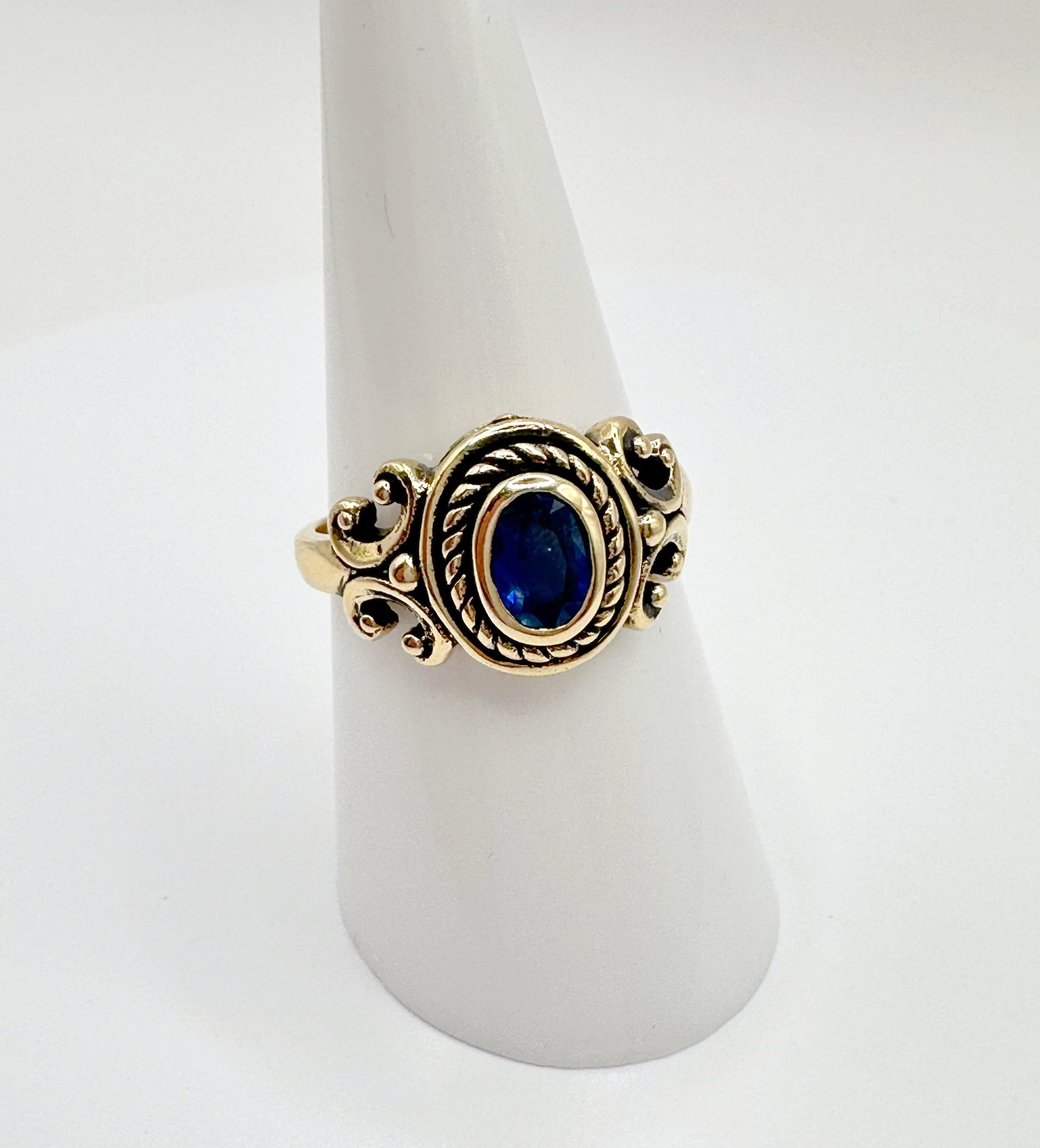Antique Style 9ct Gold Ceylon Sapphire Ring – Size O 1/2 - 3.96g