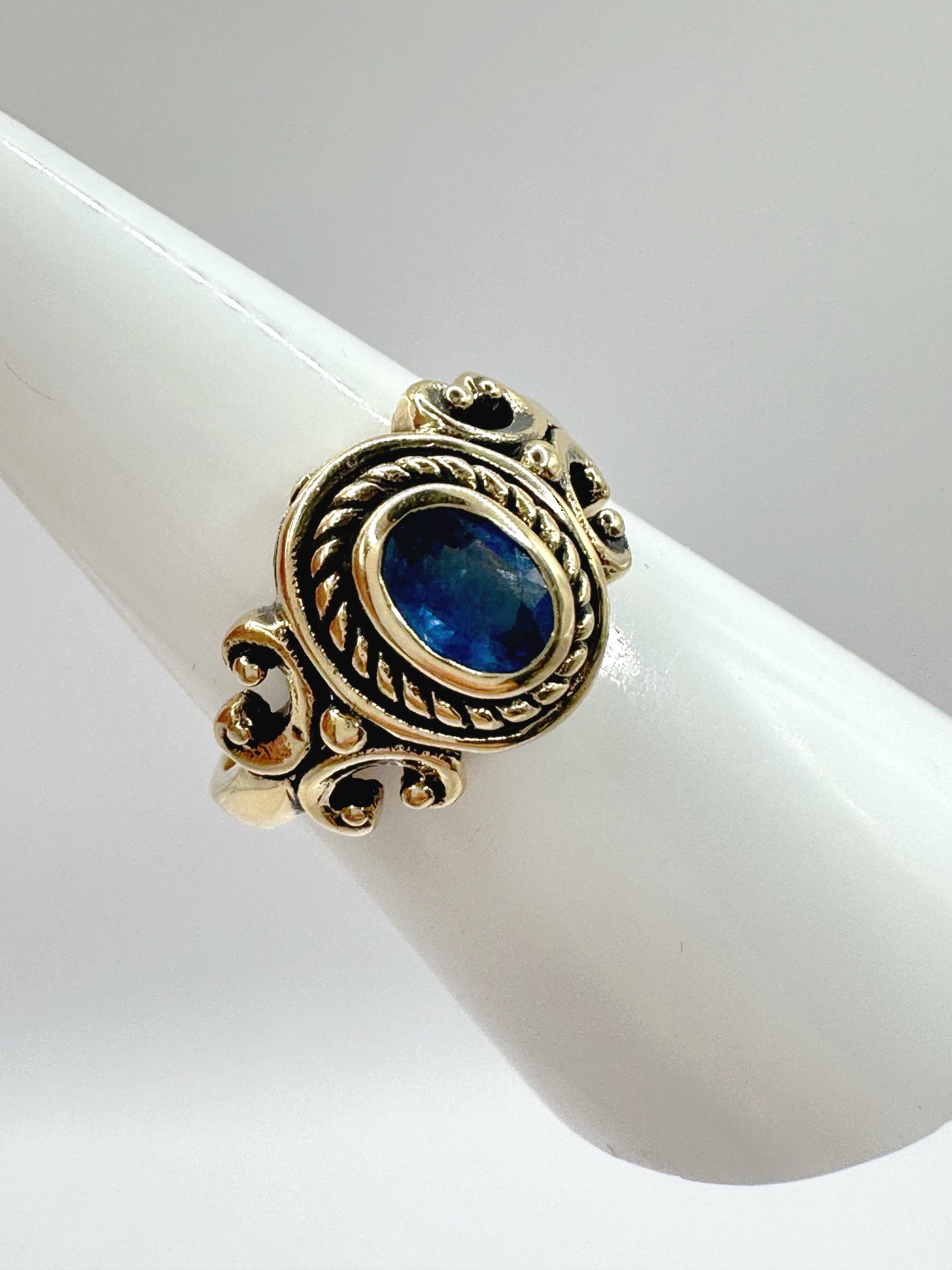 Antique Style 9ct Gold Ceylon Sapphire Ring – Size O 1/2 - 3.96g