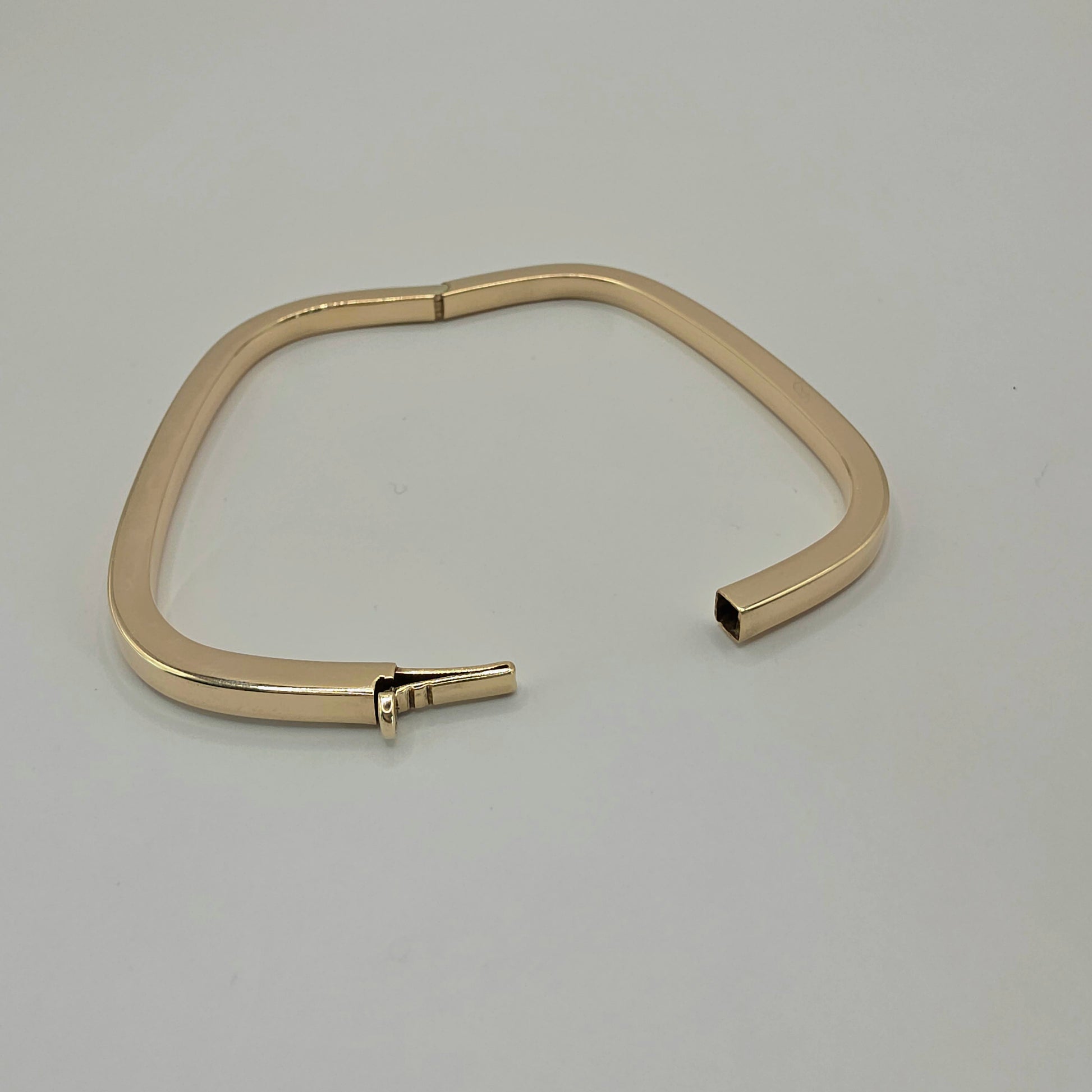 9ct Yellow Gold Hinged Bangle – 6.7"