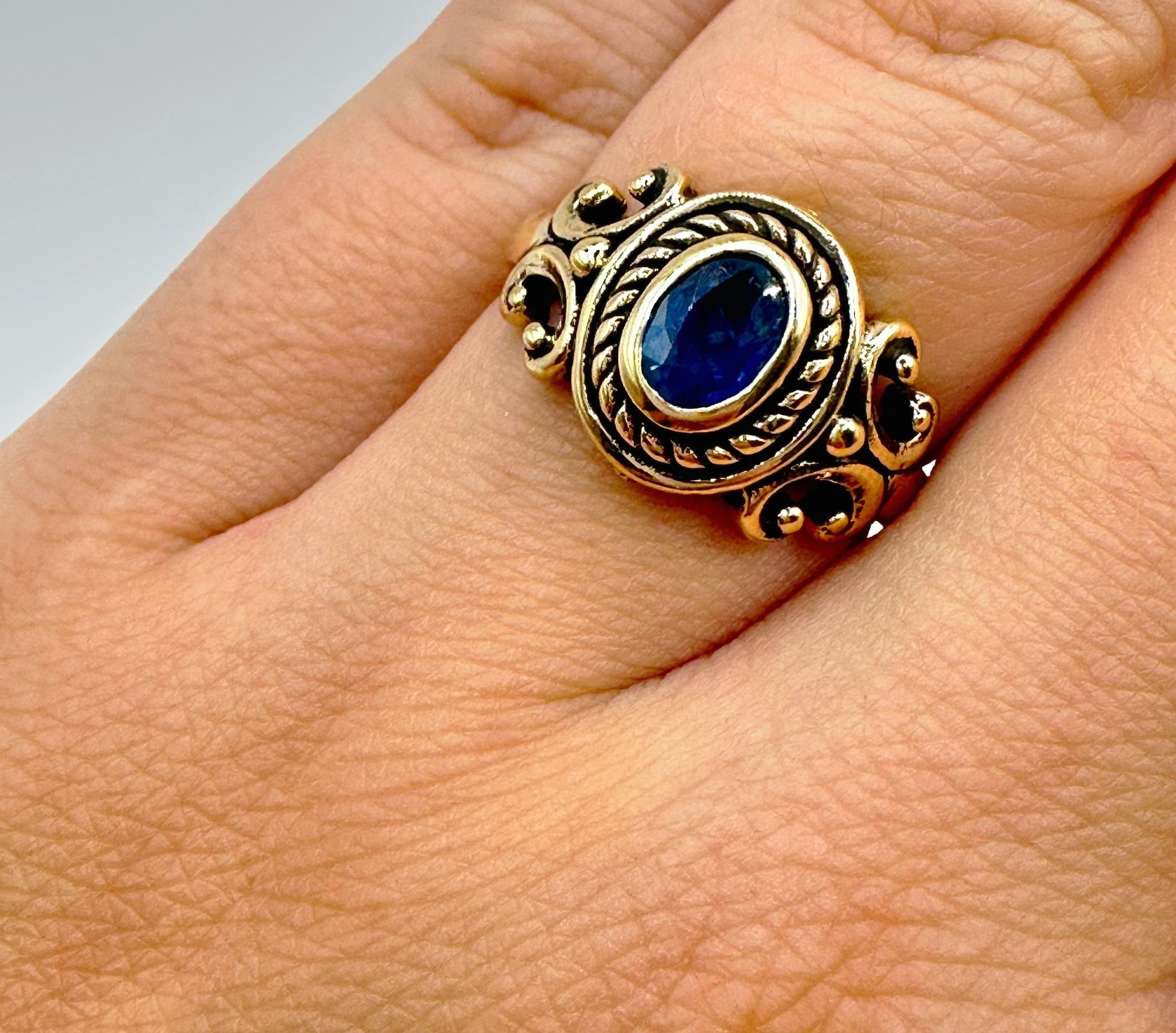 Antique Style 9ct Gold Ceylon Sapphire Ring – Size O 1/2 - 3.96g