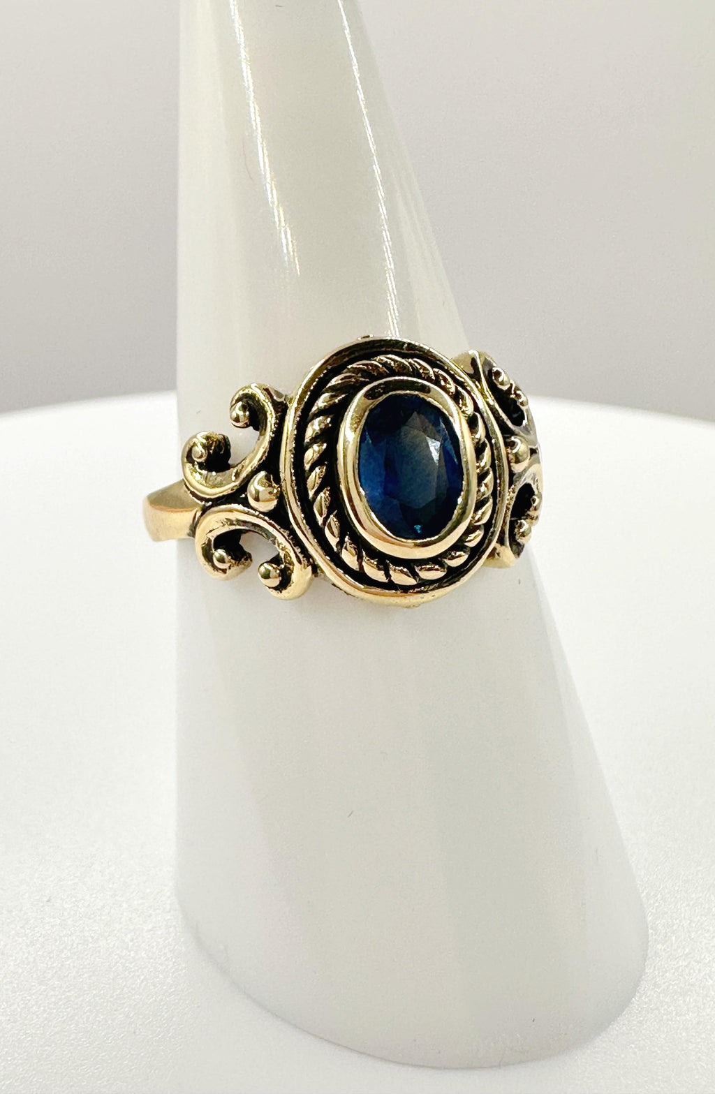 Antique Style 9ct Gold Ceylon Sapphire Ring – Size O 1/2 - 3.96g