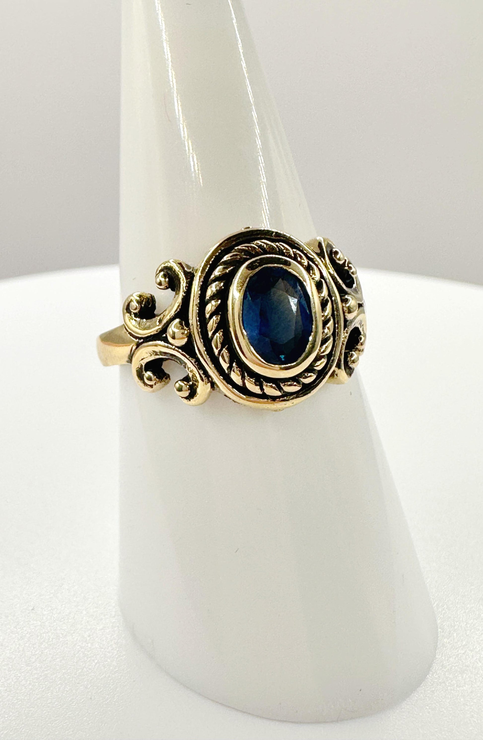 Antique Style 9ct Gold Ceylon Sapphire Ring – Size O 1/2 - 3.96g